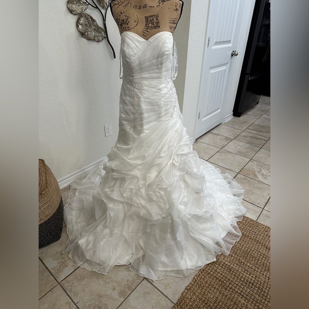 ✨ David’s Bridal Strapless Wedding Gown – NWT | Size 8 | MSRP $699 - Picture 3 of 13